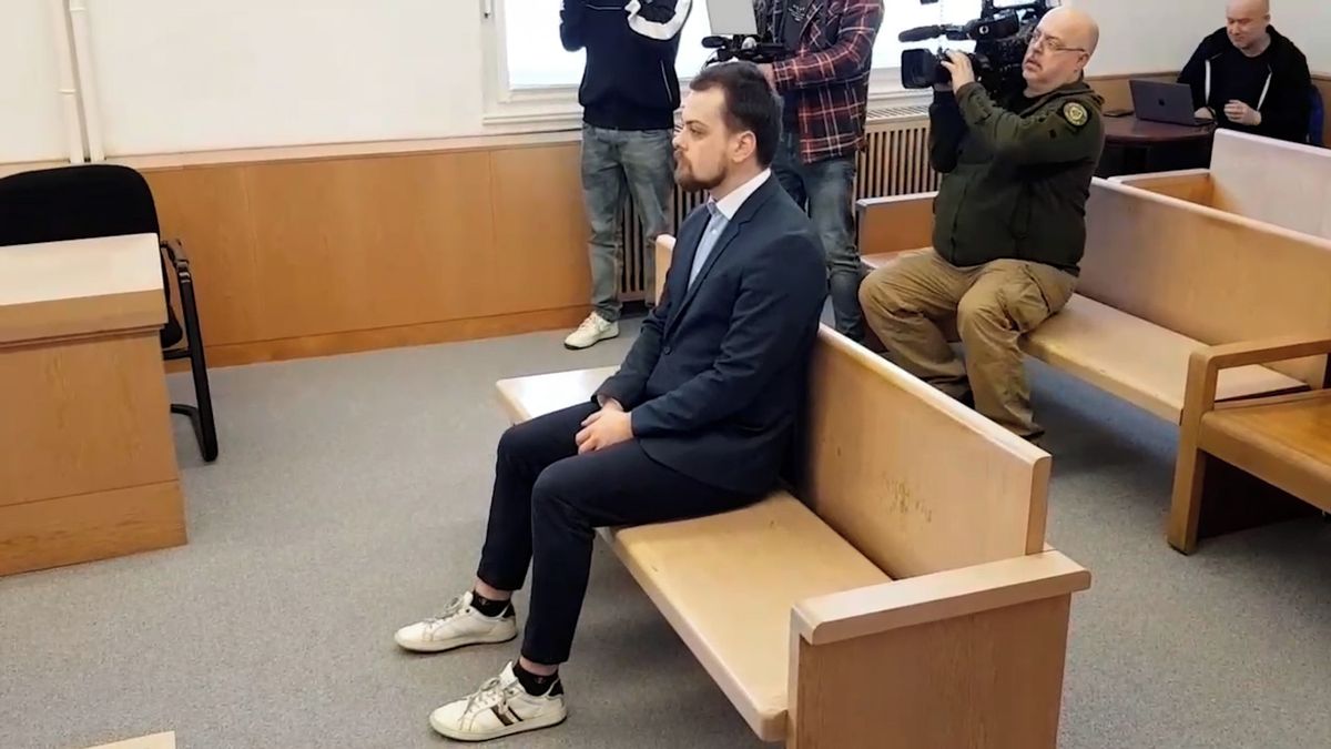 Opilý ujížděl před policií, schválně přejel do protisměru a vrazil do auta. Za pokus o vraždu soud mladíkovi potvrdil 8 let